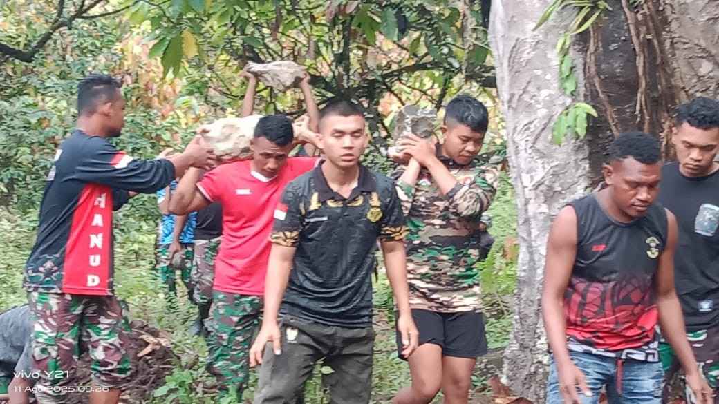 Satgas TMMD 125 Angkat Batu Bersama Warga Untuk Pengerasan Jalan